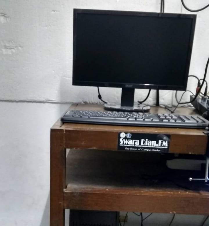Komputer terpasang di Studio Radio Swara Dian